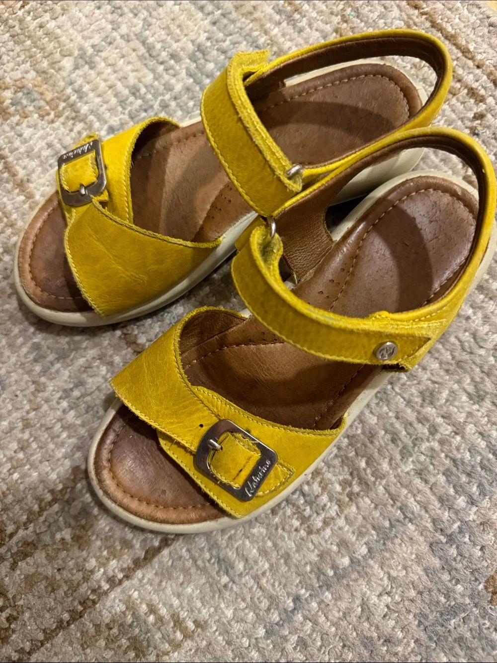 Naturino yellow leather